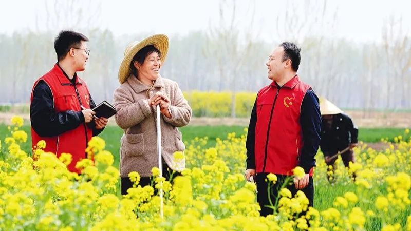 如何看待深入贯彻中央八项规定精神的成效和经验？