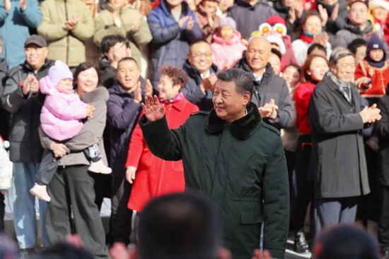 2026年2月10日,习近平总书记在北京东城区隆福寺街区考察时,向现场群众挥手致意。