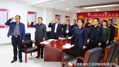 支部党员重温入党誓词