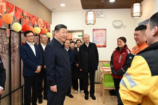2026年2月10日,习近平总书记在北京西城区新街口街道父母食堂考察时,同在这里休息的快递员亲切交流。